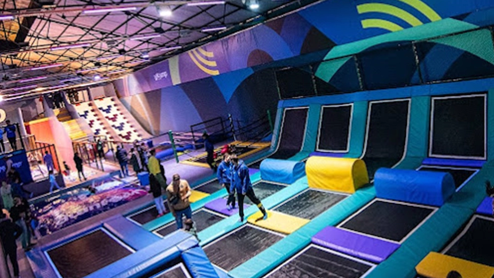 حالة تصميم Pokiddo Trampoline Park: مكان مصمم Pokiddo بمساحة 1000 متر مربع لمنتزه WE JUMP الداخلي للترامبولين في الأرجنتين