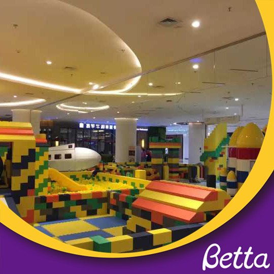 Parque infantil interior con construcci&oacute;n de bloques de espuma EPP