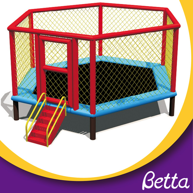 Trampolín de gimnasia para niños en el patio trasero al aire libre