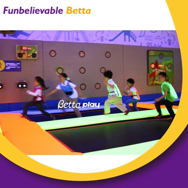 Bettaplay флуоресцентная крытая игровая площадка для детей, развлекательный центр, индивидуальный дизайн, крытый батут, коммерческий парк
