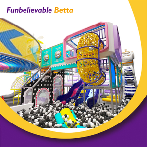 Bettaplay Dise&ntilde;o de lugar peque&ntilde;o irregular de 200 m&sup2; con una red de escalada de arco&iacute;ris y un castillo travieso con tobog&aacute;n de barril para todas las edades
