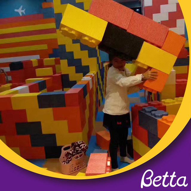 Parque infantil interior con construcci&oacute;n de bloques de espuma EPP