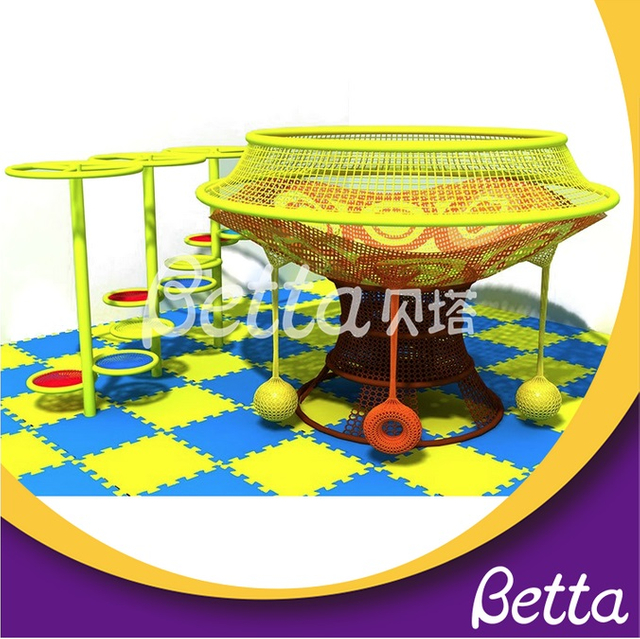 شبكة تسلق داخلية للأطفال من Bettaplay بألوان قوس قزح كروشيه