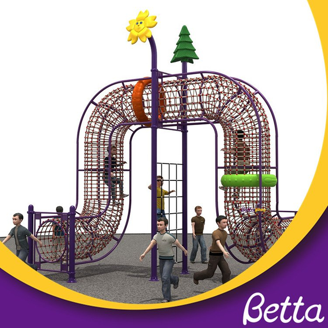 Parque infantil al aire libre con combinaci&oacute;n de escalada para ni&ntilde;os