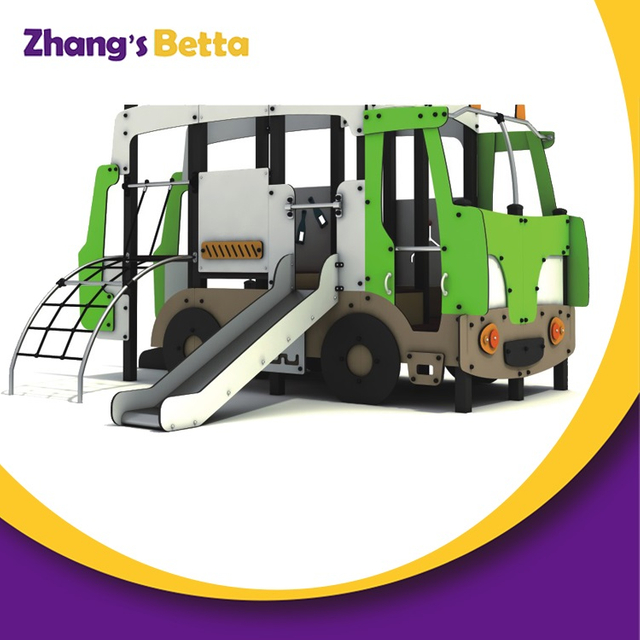 Parque infantil al aire libre con toboganes en espiral de colores