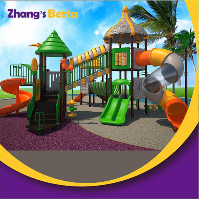 Diapositivas pl&aacute;sticas del patio al aire libre p&uacute;blico grande de los ni&ntilde;os 