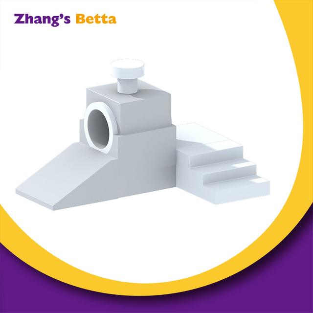 لعبة التسلق اللينة للأطفال باللون الرمادي في الأماكن المغلقة