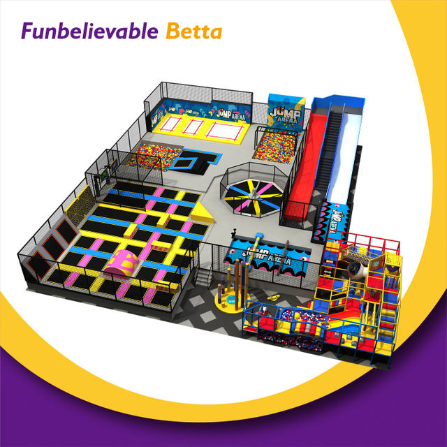 ملعب Bettaplay 895㎡ للرياضات الداخلية للأطفال ترامبولين مع شريحة ملعب داخلية ناعمة وحفرة رغوية