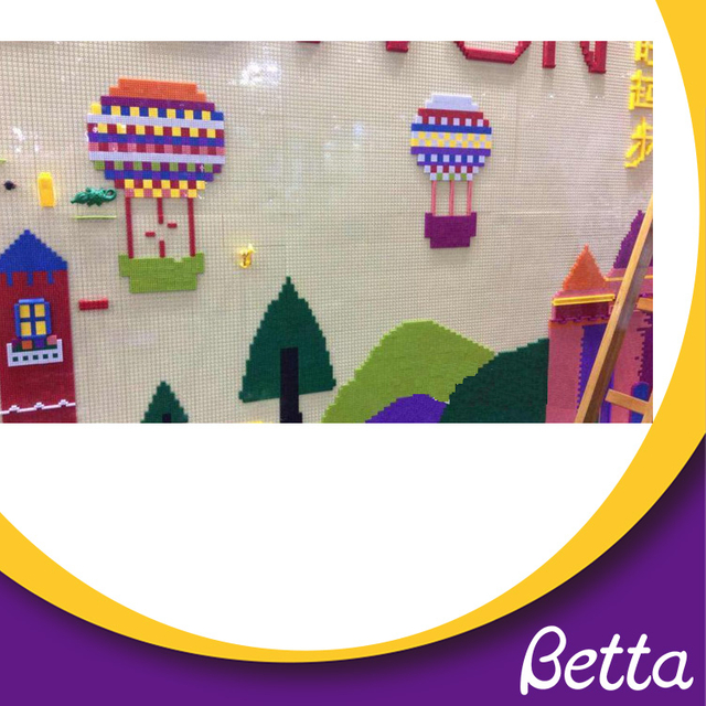 Mesa y pared con placa base de ladrillo Bettaplay