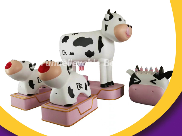 Bettaplay ranch para niños diversión con una gran vaca de dibujos animados 
