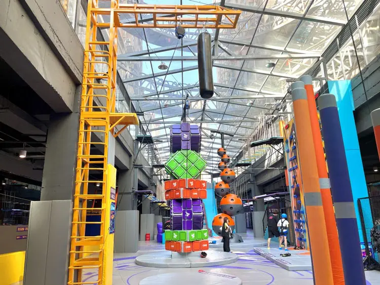 La finalización de un parque de atracciones Pokiddo de 8,000 metros cuadrados.