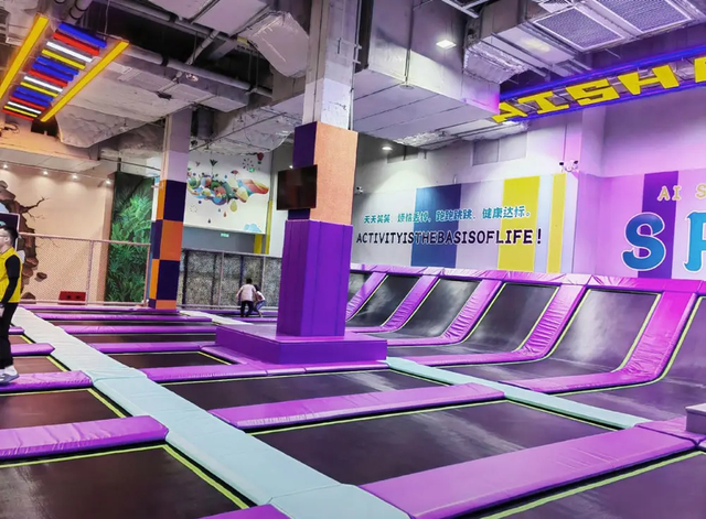 حديقة Bettaplay للقفز الداخلي بمساحة 250 مترًا مربعًا مع حوض سباحة Foampit لكرة السلة ومتعة النقر التفاعلية