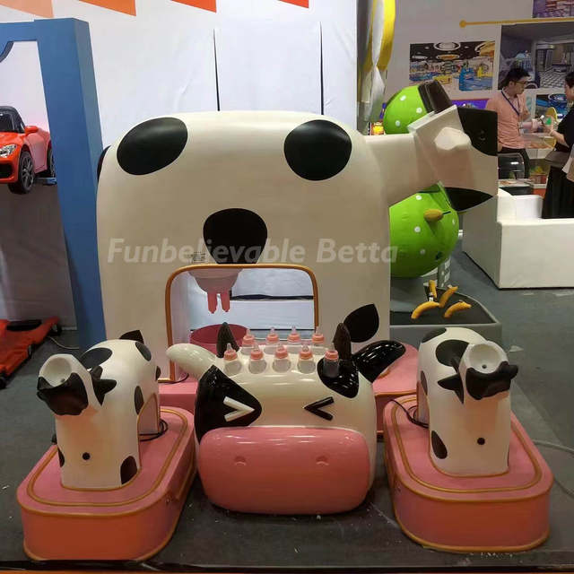 Bettaplay ranch para niños diversión con una gran vaca de dibujos animados 