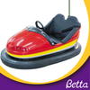  Coche de choque el&eacute;ctrico de la bater&iacute;a del parque de atracciones del patio al aire libre para los ni&ntilde;os