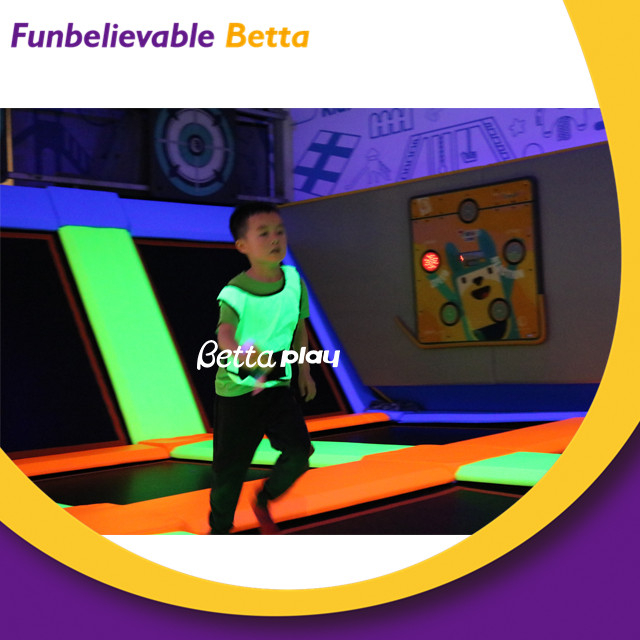 Bettaplay флуоресцентная крытая игровая площадка для детей, развлекательный центр, индивидуальный дизайн, крытый батут, коммерческий парк