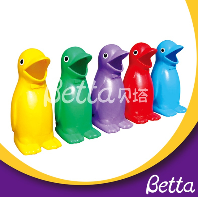 Contenedor de basura de pl&aacute;stico de ping&uuml;ino de dibujos animados colorido hecho profesional 