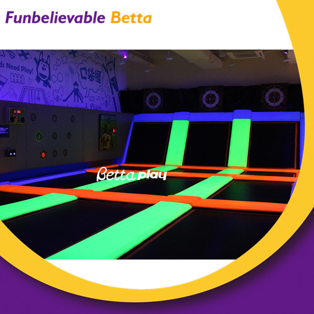Parque de trampolines de equipo comercial a precio de f&aacute;brica fluorescente Bettaplay a la venta 