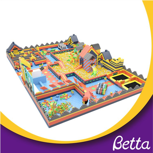 Ni&ntilde;os populares que construyen el juego interior de la espuma suave del patio de juegos del bloque suave 