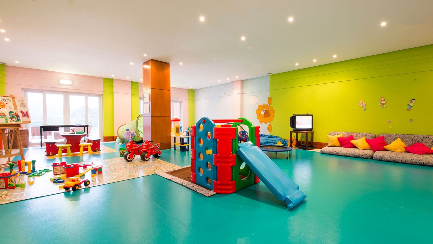 &iquest;Qu&eacute; equipos son seguros para los ni&ntilde;os en los parques infantiles interiores?
