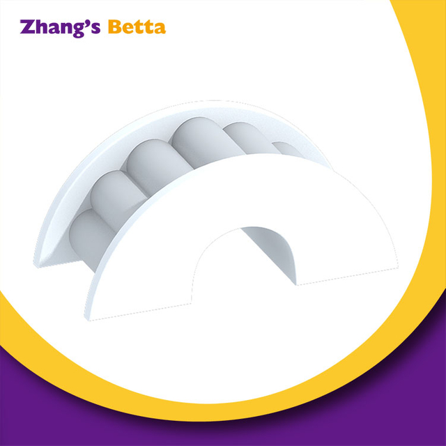 لعبة التسلق اللينة للأطفال باللون الرمادي في الأماكن المغلقة