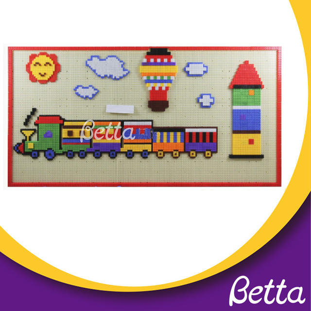 Mesa y pared con placa base de ladrillo Bettaplay