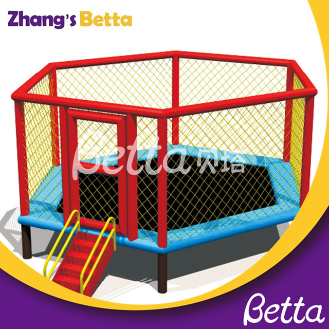 Patio interior peque&ntilde;o parque de trampolines gimn&aacute;sticos