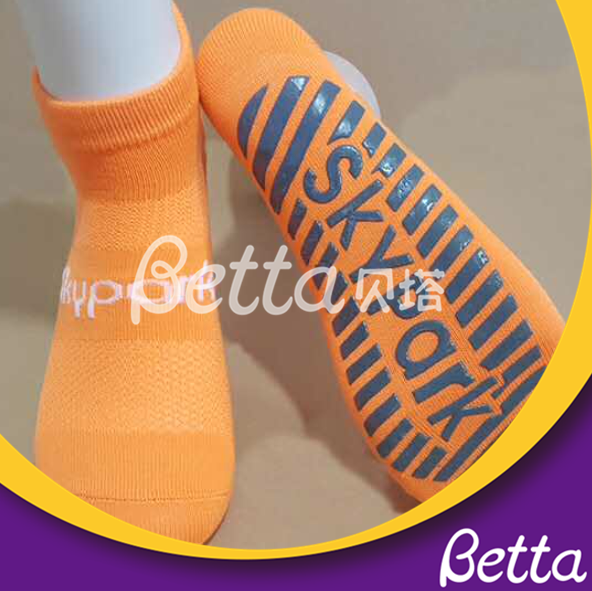 Calcetines de agarre personalizados de alta calidad, calcetines antideslizantes para trampol&iacute;n de seguridad, parque de trampolines 