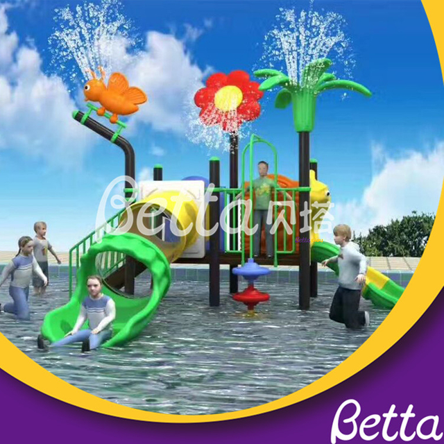 Los niños usaron toboganes de parque acuático en venta