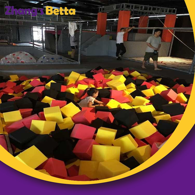Parque grande interior del trampol&iacute;n de la cubierta multifuncional personalizada del hoyo de la espuma