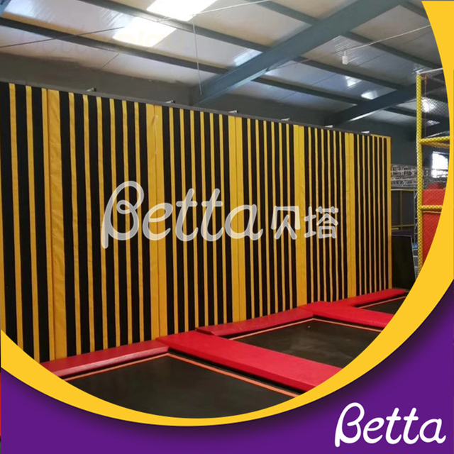 Trampol&iacute;n infantil de nuevo dise&ntilde;o con pared de ara&ntilde;a, escalada en roca, piscina de bolas de espuma.