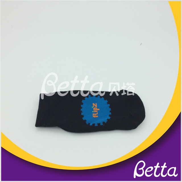 جوارب Bettaplay الرياضية المحبوكة المخصصة الرخيصة غير القابلة للانزلاق جوارب القفز الترامبولين