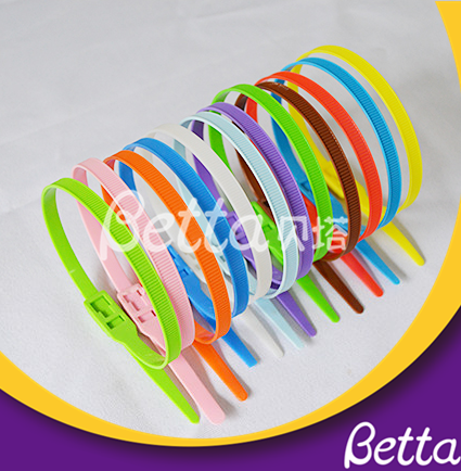 Bridas para cables duraderas resistentes de nailon seguras de Bettaplay para patio interior al por mayor