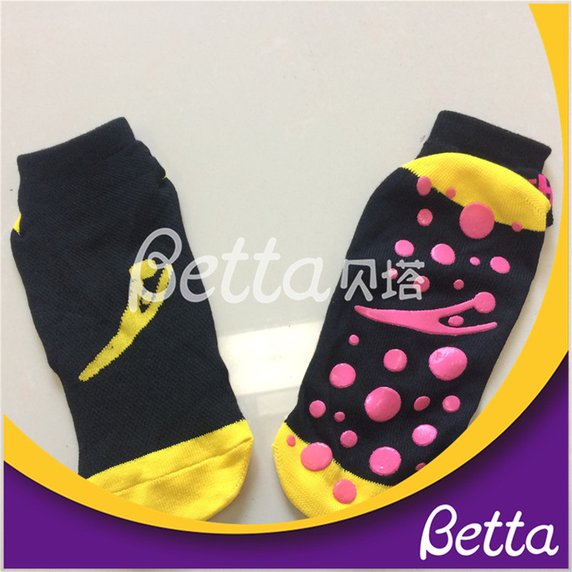 جوارب Bettaplay Safety Trampoline Park Grip للأطفال والكبار 