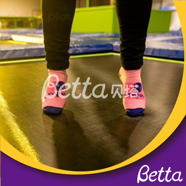 تقوم شركة Betta Trampoline بإنتاج جوارب قطنية عصرية قابلة للتخصيص