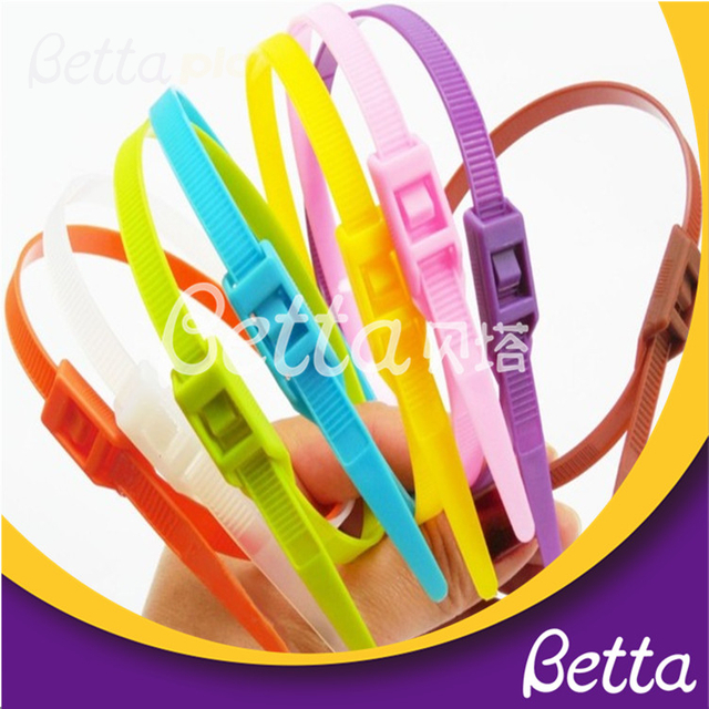 2019 حار بيع مادة النايلون سحب العلاقات السلامة مضمنة كابل العلاقات لملعب داخلي